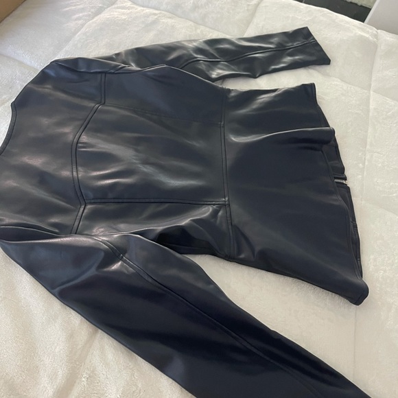 Leather jacket - Picture 9 of 9